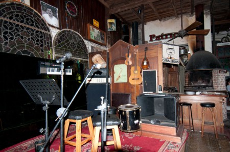 El escenario, con la parrilla al fondo... todo en un mismo lugar