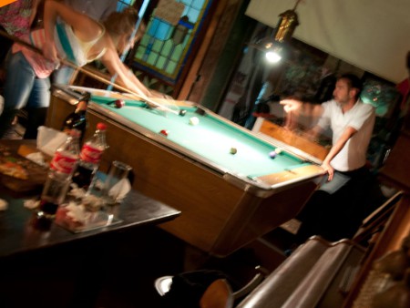 Un rincón, un pool... para arrancar la noche bien divertidos