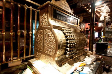 Antigua caja registradora, que aún la usamos en Barbacana