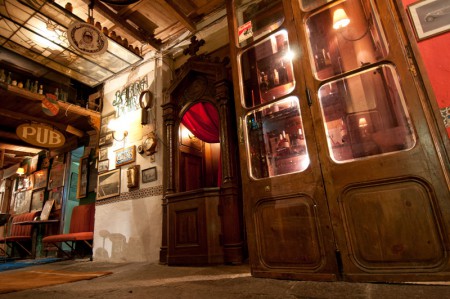 A la entrada, entre otras cosas, un confesionario...